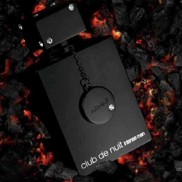 Club de Nuit Intense Man de Armaf es una fragancia de la familia olfativa Amaderada Especiada para Hombres. Club de Nuit Intense Man